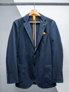 OVER-D Giacca blu leggera con cuciture a contrasto e pochette OM108 blu