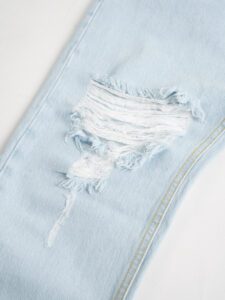 ESTASI Jeans chiaro con rotture e corto alla caviglia PIRLO (3)