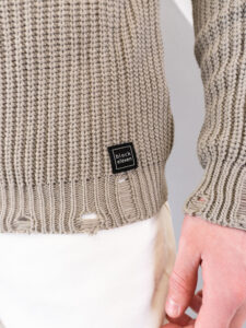 BL11 Dolcevita in maglia a costine con rotture BACARDI COLOR fango (3)