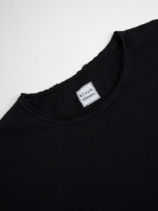 BL11 T-shirt in cotone con dettagli sulla manica sinistra BASIC Nero (6)