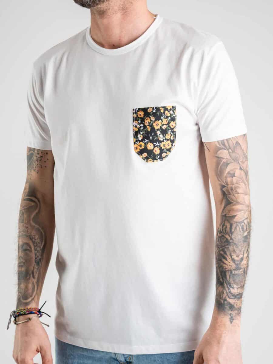 V2 T-shirt bianca in cotone con taschino stampa FIORELLINI gialli