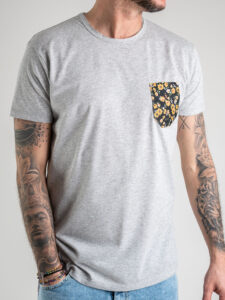 V2 T-shirt in cotone con taschino stampa FIORELLINI 2 Grigia (1)