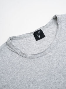 V2 T-shirt in cotone con taschino stampa FIORELLINI 2 Grigia (4)