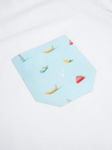 V2 T-shirt in cotone con taschino stampa FRUTTA E DOLCI bianca (1)