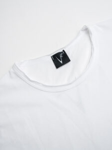 V2 T-shirt in cotone con taschino stampa FRUTTA E DOLCI bianca (2)