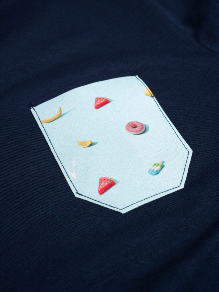 V2 T shirt in cotone con taschino stampa FRUTTA E DOLCI blu 1 V2 V2 T-shirt in cotone con taschino stampa FRUTTA 18 Blu