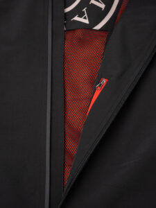 MARKUP Giubbino leggero con cappuccio, zip, tasche e logo sulla manica MK294012 Nero (1)