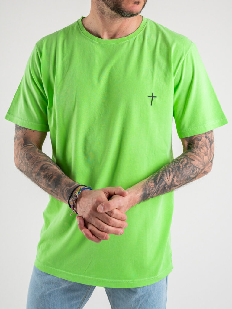 BLACK SUNDAY T shirt con croce piccola sul cuore 017 Verde fluo 2 BLACK SUNDAY BLACK SUNDAY T-shirt con croce piccola sul cuore 017 Verde fluo