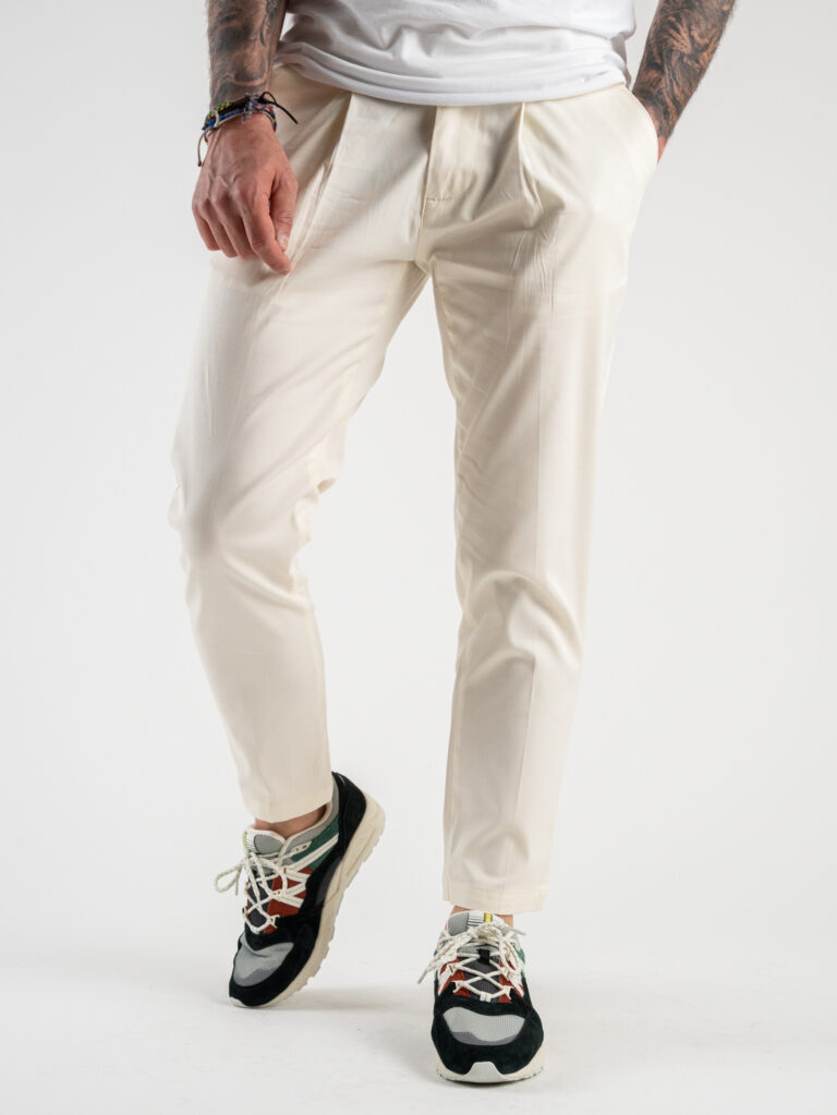 ESTASI Pantalone in gabardina con pinces VIPER 8004 Latte 4 ESTASI ESTASI Pantalone in gabardina con pinces VIPER 8004 Latte