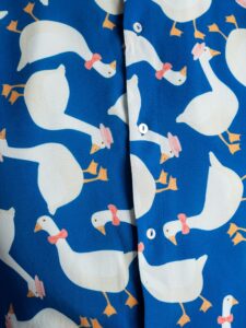BERNA Camicia blu in viscosa stampa oche panna 220087 (1)
