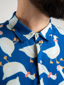 BERNA Camicia blu in viscosa stampa oche panna 220087 (2)