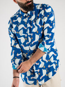 BERNA Camicia blu in viscosa stampa oche panna 220087 (3)