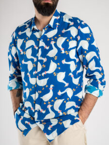 BERNA Camicia blu in viscosa stampa oche panna 220087 (4)