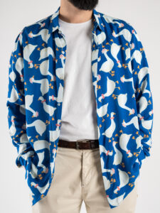 BERNA Camicia blu in viscosa stampa oche panna 220087 (5)