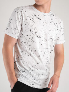 T-shirt basica in cotone con schizzi di pittura 651 Nera (3)