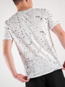 T-shirt basica in cotone con schizzi di pittura 651 Nera (4)