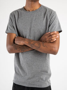BL11 T-shirt in cotone con dettagli sulla manica sinistra BASIC Grigio (2)
