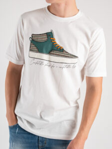 OVER-D T-shirt in cotone con stampa sneaker T02 Panna (1)