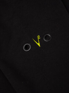 V2 Felpa girocollo nera felpata con taschino in jeans e applicazione termosaldata fluo (1)