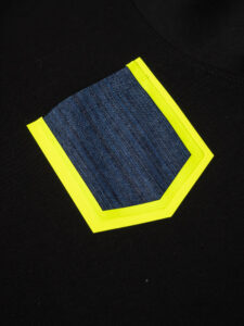V2 Felpa girocollo nera felpata con taschino in jeans e applicazione termosaldata fluo (7)