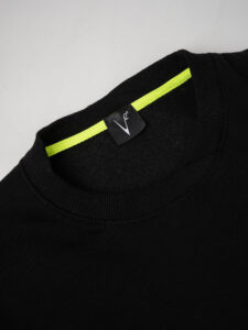 V2 Felpa girocollo nera felpata con taschino in jeans e applicazione termosaldata fluo (8)