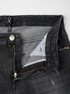 V2 Jeans nero con piccoli graffi,toppe e tasca posteriore stampa Burberry 30 Beige (1)