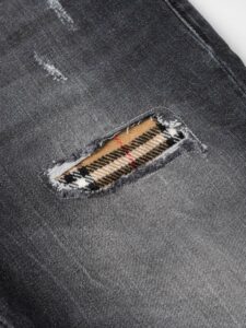 V2 Jeans nero con piccoli graffi,toppe e tasca posteriore stampa Burberry 30 Beige (3)
