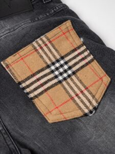 V2 Jeans nero con piccoli graffi,toppe e tasca posteriore stampa Burberry 30 Beige (5)