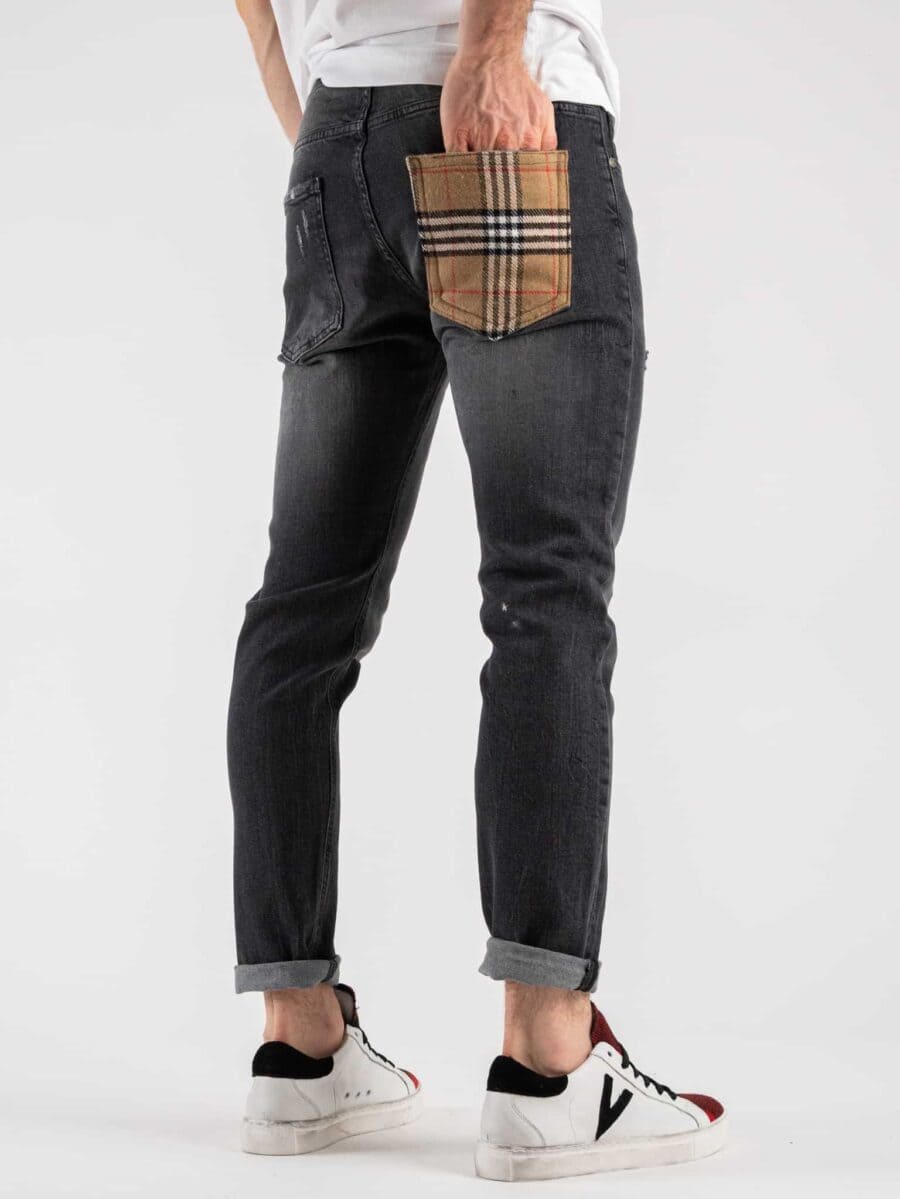 V2 Jeans nero con piccoli graffi,toppe e tasca posteriore stampa Burberry 30 Beige