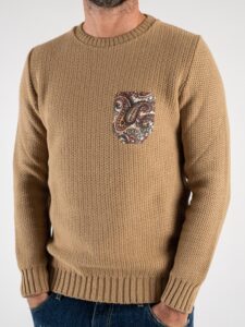 V2 Maglione girocollo 3D misto lana con taschino stampa BANDANA 27 cammello (7)