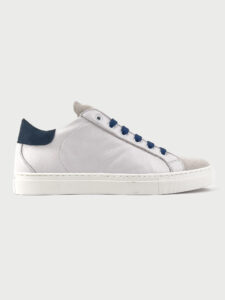 V2 Sneakers bianca in pelle con lacci colorati e tallone in camoscio blu2