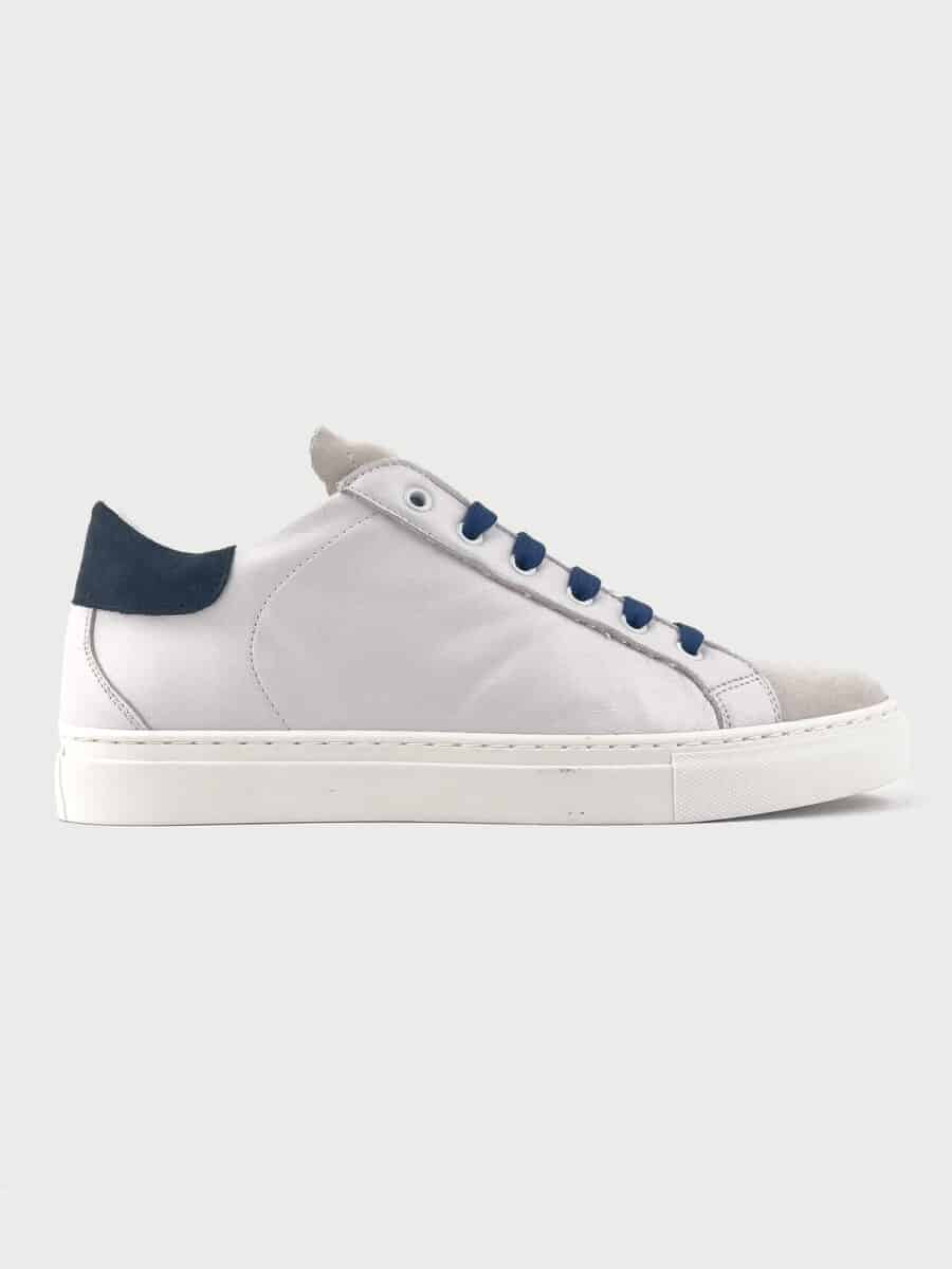 V2 Sneakers bianca in pelle con lacci colorati e tallone in camoscio blu