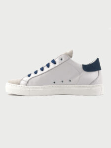 V2 Sneakers bianca in pelle con lacci colorati e tallone in camoscio blu3
