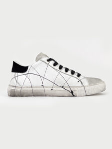 V2 Sneakers bianca in pelle con schizzi di pittura e tallone in camoscio nero1