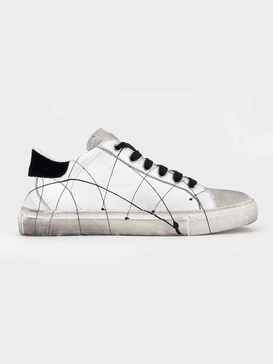 V2 Sneakers bianca in pelle con schizzi di pittura e tallone in camoscio nero