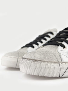 V2 Sneakers bianca in pelle con schizzi di pittura e tallone in camoscio nero2
