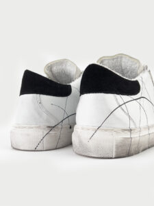V2 Sneakers bianca in pelle con schizzi di pittura e tallone in camoscio nero3