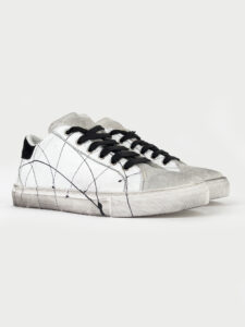 V2 Sneakers bianca in pelle con schizzi di pittura e tallone in camoscio nero4