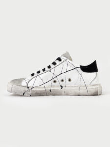 V2 Sneakers bianca in pelle con schizzi di pittura e tallone in camoscio nero5