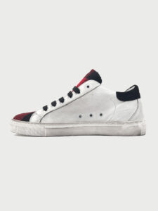 V2 Sneakers in pelle bianca con V a contrasto, tallone in camoscio nero e linguetta scozzese2