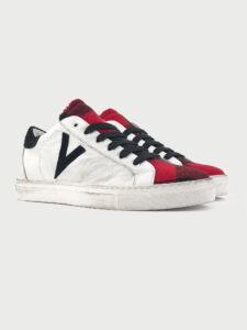 V2 Sneakers in pelle bianca con V a contrasto, tallone in camoscio nero e linguetta scozzese3