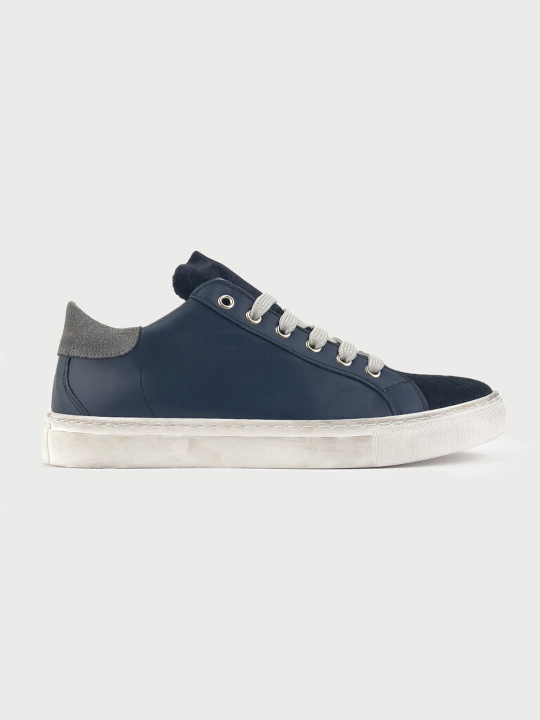 V2 Sneakers in pelle blu con linguetta in camoscio blu e tallone in camoscio grigio1 V2 V2 Sneakers in pelle blu con linguetta in camoscio blu e tallone in camoscio grigio