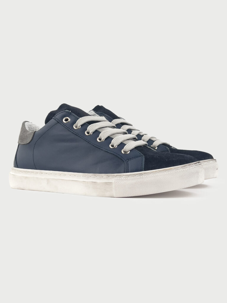 V2 Sneakers in pelle blu con linguetta in camoscio blu e tallone in camoscio grigio3 V2 V2 Sneakers in pelle blu con linguetta in camoscio blu e tallone in camoscio grigio