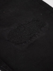 BERNA Jeans slim con rotture e toppe 220214 Nero (2)