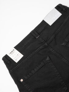 BERNA Jeans slim con rotture e toppe 220214 Nero (3)