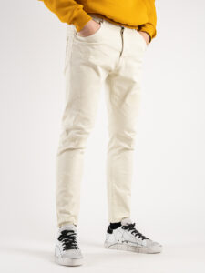 BERNA Jeans slim con rotture e toppe 220214 Panna (2)