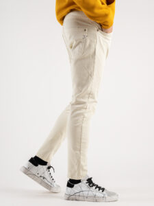 BERNA Jeans slim con rotture e toppe 220214 Panna (4)