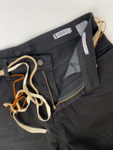 OVER-D Pantalone cinque tasche con rotture, taglio vivo e cordino P28 Nero (3)