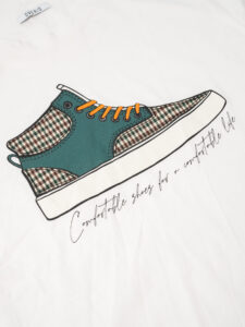 OVER-D T-shirt in cotone con stampa sneaker T02 Panna (6)