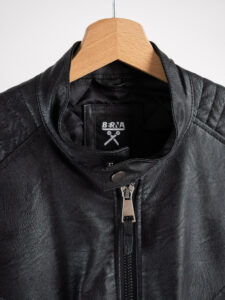 BERNA Biker in ecopelle con collo coreana, zip e tasche frontali 223157 Nero (1)